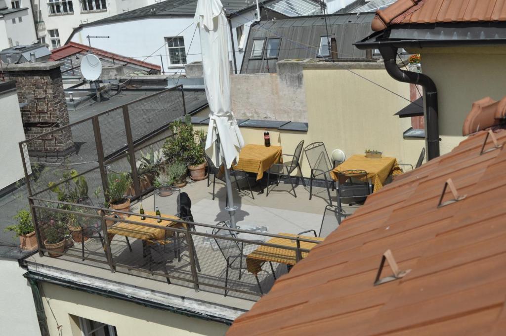 Church Pension Praha - Husuv Dum Exterior photo
